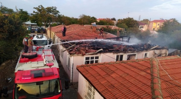 Çanakkale’de evde çıkan yangında hasar oluştu