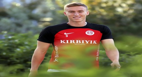 Antalyaspor’da 4 gole ulaşan Adam Buksa, takımın en skorer oyuncusu oldu