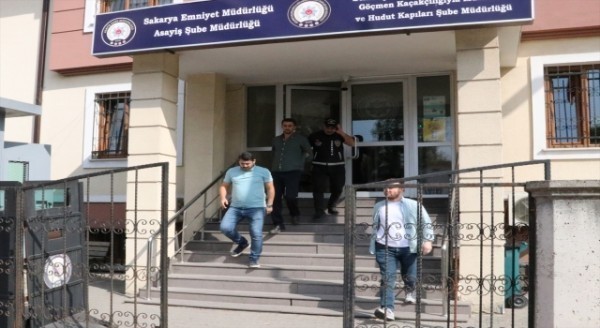 Sakarya’da bir kişi karısı ile yanındaki kişiyi silahla yaraladı