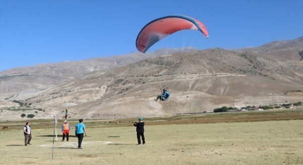 Erzincan’da Yamaç Paraşütü Hedef Eğitim Yarışması başladı