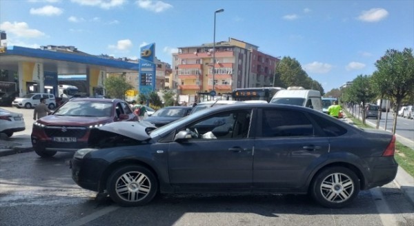 Sancaktepe’de çarpışan 2 otomobilin sürücüleri yaralandı