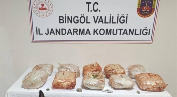 Bingöl’de salça kovaları ve patates çuvallarında 10 kilogram esrar bulundu