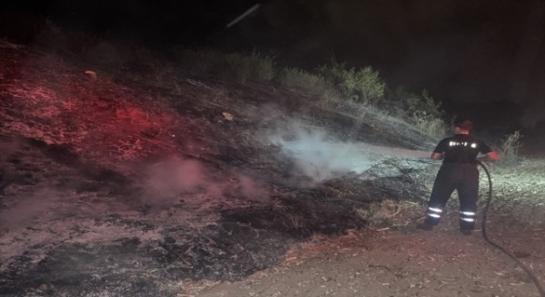 Edirne’de tren yolu kenarındaki otluk alanda çıkan yangın söndürüldü