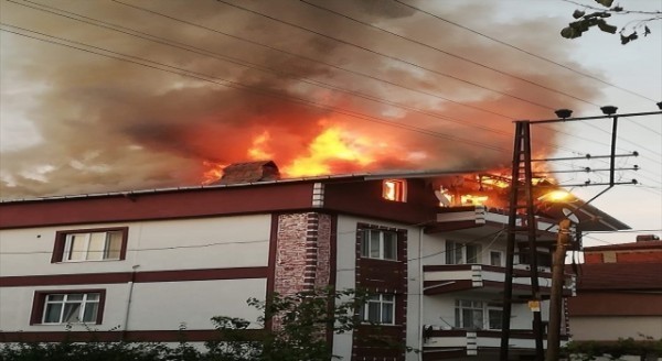 Karabük’te bir binanın çatı katında çıkan yangın söndürüldü