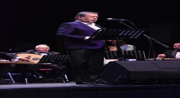 Bursa’da ”Sezona Merhaba” konserinde Ahmet Özhan sahne aldı