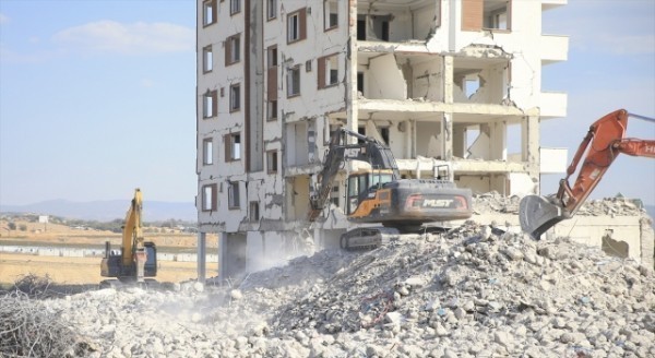 Kahramanmaraş’ta ağır hasarlı binaların kontrollü yıkımı sürüyor