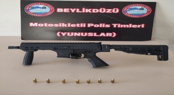 Beylikdüzü’nde asayiş uygulamasında durdurulan araçta otomatik tüfek bulundu