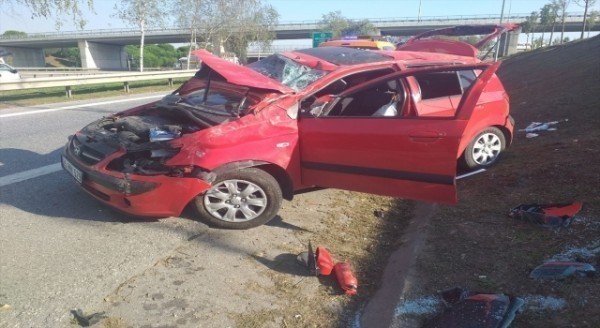 Tuzla’da iki otomobilin çarpışması sonucu 2 kişi yaralandı