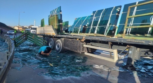 Sancaktepe’de tırdan yola düşen camlar trafiği aksattı