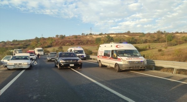 Bursa’da bariyerlere çarpan motosikletteki 2 kişi ağır yaralandı