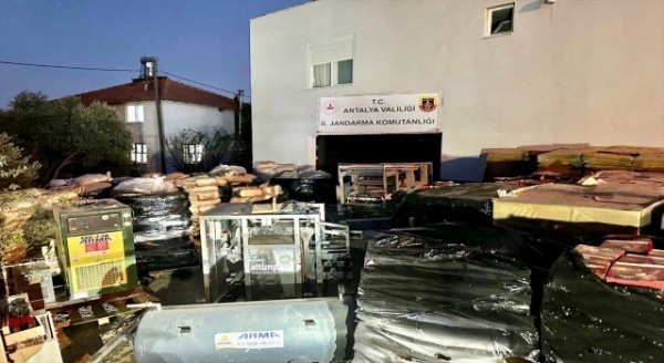 Antalya’da bir depoda 12 ton kaçak kahve ele geçirildi