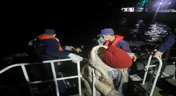 Ayvalık açıklarında 44 düzensiz göçmen yakalandı