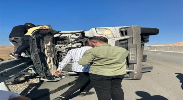 Şırnak’ta kömür yüklü kamyonun şarampole devrildiği kazada 2 kişi yaralandı