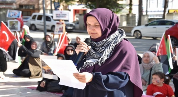 Bilecikli kadınlardan Gazze’de hayatını kaybedenler için oturma eylemi