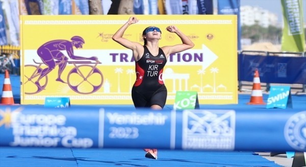 Milli triatlet Selinay Tuğçe Kır, Avrupa Triatlon Kupası’nda altın madalya kazandı