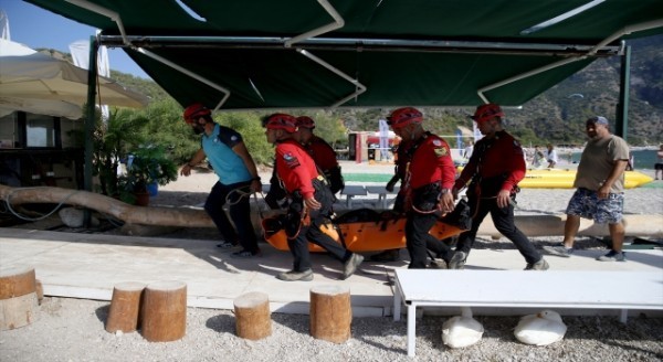 Kelebekler Vadisi’nde kayalıklara düşen paraşüt pilotu öldü