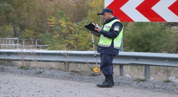 Erzurum’da dereye devrilen otomobilin sürücüsü öldü