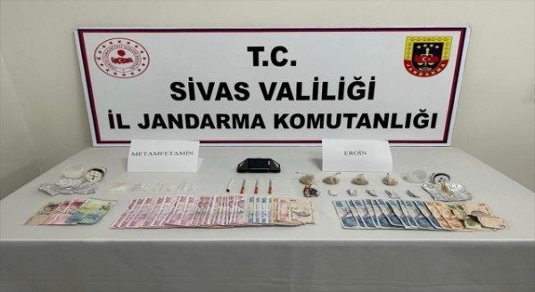 Sivas’ta elektrik lambaları içerisine gizlenmiş uyuşturucuyla ilgili 3 şüpheli yakalandı