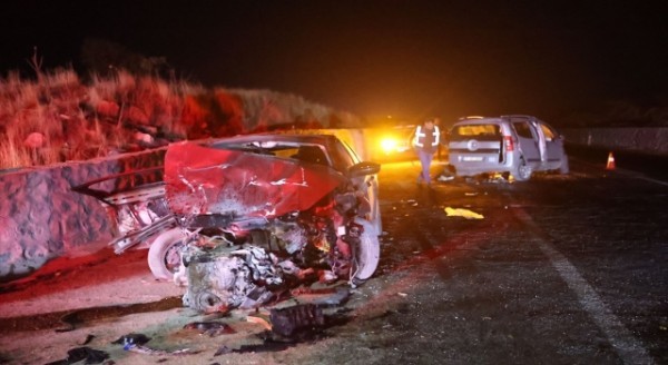 Diyarbakır’da hafif ticari araç ile otomobilin çarpıştığı kazada 6 kişi yaralandı