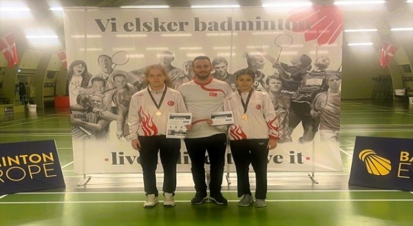 Milli badmintoncular Elifnur ile Zeynep Berre, Danimarka’da bronz madalya kazandı