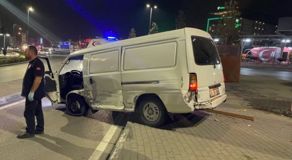 Bursa’da taksiye ardından yayalara çarpan minibüs sürücüsü kaçtı