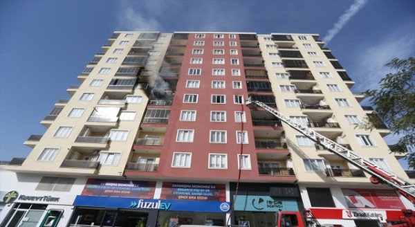 GÜNCELLEME  Bursa’da 10 katlı apartmanda çıkan yangın söndürüldü