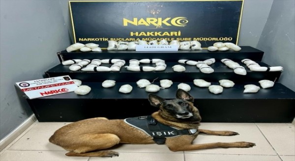 Hakkari’de yabancı plakalı araçta 14 kilo 620 gram sentetik uyuşturucu ele geçirildi