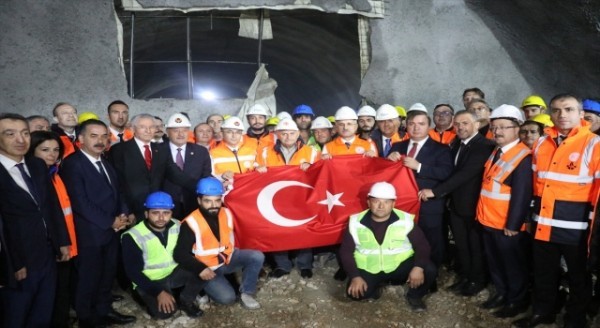 Bakan Uraloğlu, Erzincan’daki Sünebeli Tüneli Işık Görme Töreni’nde konuştu: