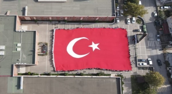 Kocaeli’de lise öğrencileri Cumhuriyet’in 100. yılı dolayısıyla dev Türk bayrağı açtı