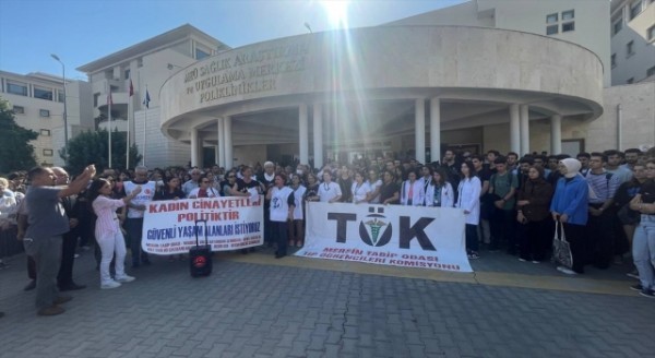 Mersin’de sağlıkçılara yönelik şiddet protesto edildi