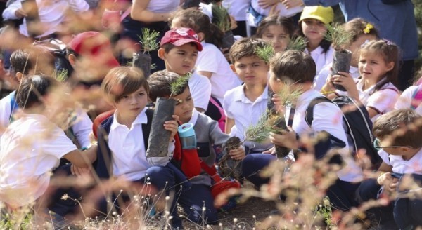 Ankaralı öğrenciler Cumhuriyet’in 100. yılında binlerce fidan dikti