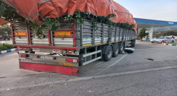 Ödemiş’te tırın altında kalan motosikletin sürücüsü yaralandı