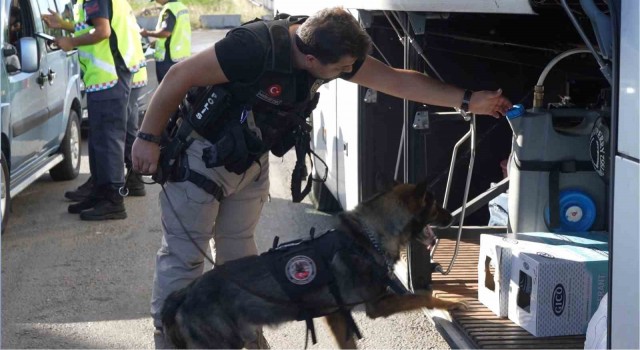 43 ilin geçiş güzergahında narkotik denetimi: Araçlar tek tek duruldu