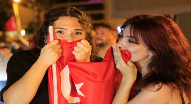 A Milli Takımın Avusturya galibiyeti Antalya sokaklarını şenlik alanına döndürdü