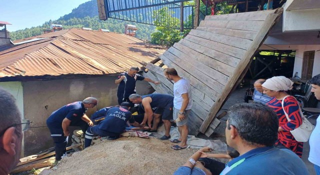 Adanada çardak direği kırıldı, üzerindekiler aşağı düştü: 4 yaralı