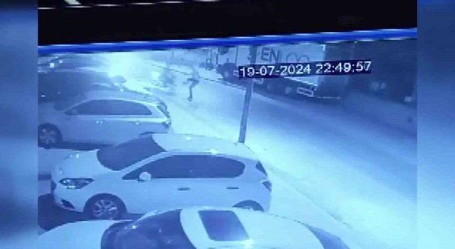 Adanada dur ihtarına uymayan motosikletli, polise çarptı... O anlar kamerada