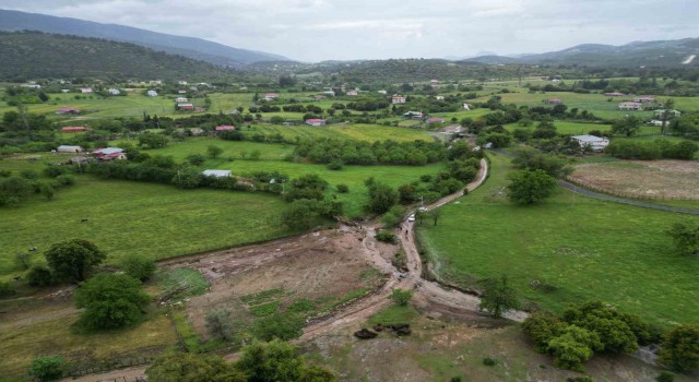 Adanada şiddetli yağış sele neden oldu