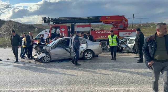 Adıyamanda iki otomobil  çarpıştı: 1 ölü, 3 yaralı