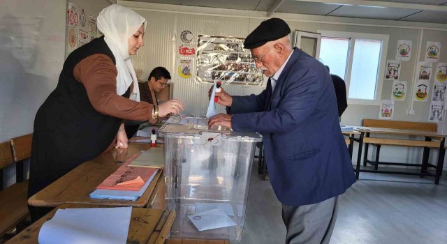 Adıyamanda oy kullanma işlemi başladı