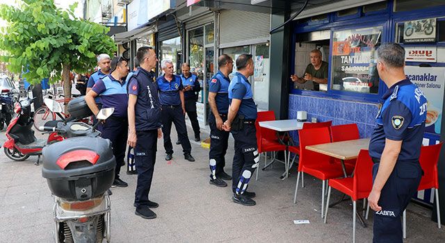 Akdeniz Zabıtasından Kaldırım İşgali Denetimi