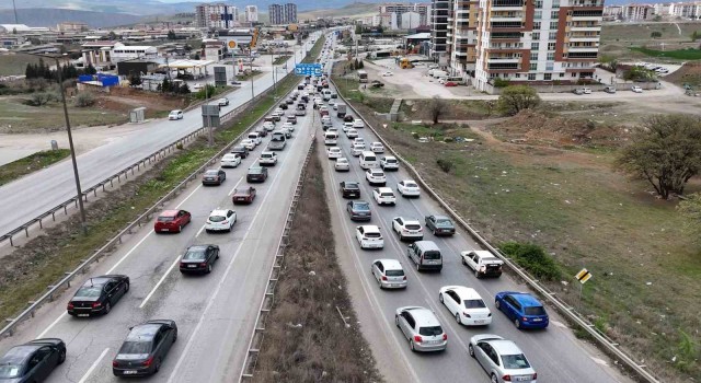 Akın akın geri dönüyorlar: 43 ilin geçiş güzergahı trafik yoğunluğu