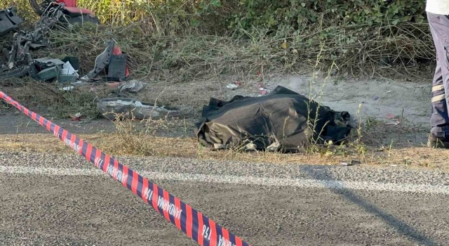 Alaplıda motosiklet sürücüsü kamyonun altında kaldı: 1 ölü