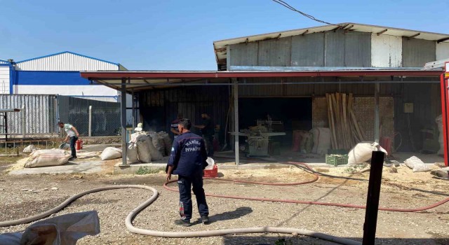 Alaşehirdeki ahşap fabrikasında çıkan yangın korkuttu