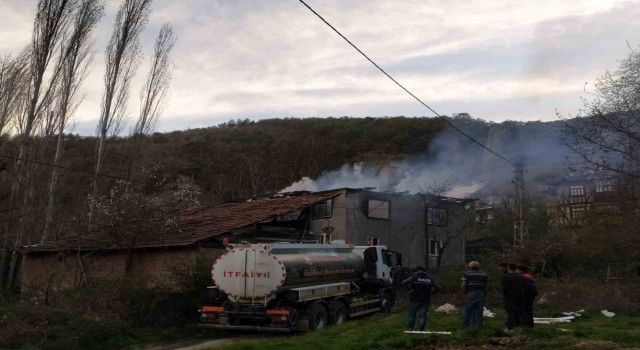 Alevlere teslim olan 2 katlı ev kullanılmaz hale geldi