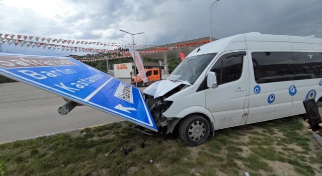 Alkollü sürücü yön tabelasına çarptı