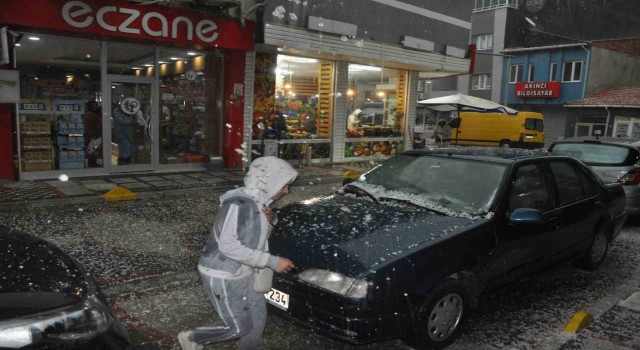 Aniden bastıran dolu ilçeyi beyaza bürüdü