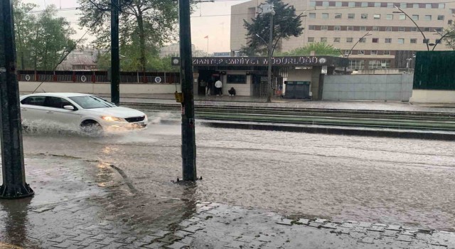 Aniden bastıran sağanak yağış sürücülere zor anlar yaşattı