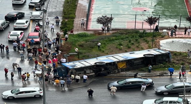 Ankarada belediye otobüsü devrildi: 5 yaralı