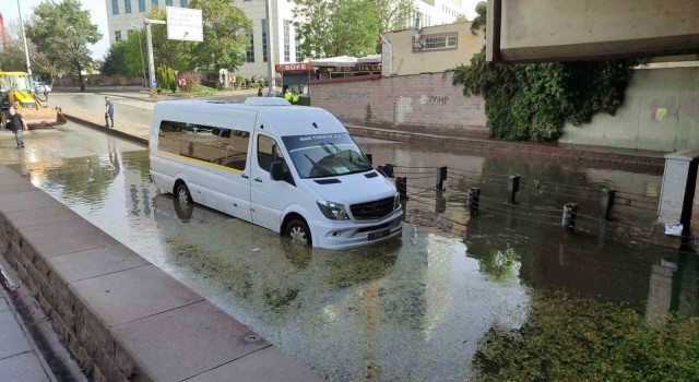 Ankarada sağanak yağış su taşkınlarına neden oldu, araçlar mahsur kaldı