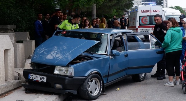 Anneler Gününde kızıyla geçmeye çıkan kadına araç çarptı